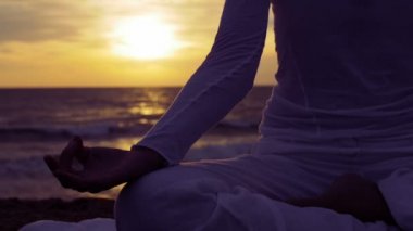 Meditasyon bir kadın silüeti