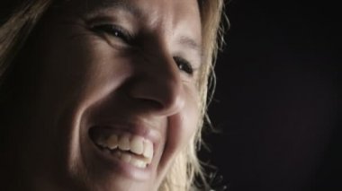 mutlu sarışın kadın gülümseyerek: mutluluk, gülmek, gülümsemek