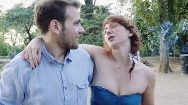 Sigara içen genç kadın