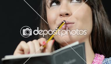 Sevimli genç kız not almak