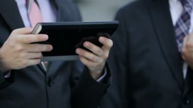 İşadamları mobil tablet kullanma