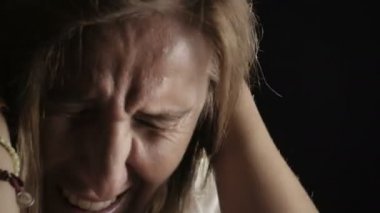 umutsuz kadın ağlıyor: çaresizlik, sorunları, intihar, yalnızlık