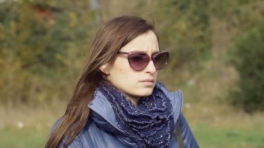 bir kış günü, güneş gözlüklü dalgın kadın: düşünceli ve üzgün bir kadın