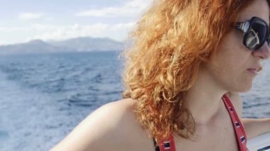 bir gemide düşünceli kadın