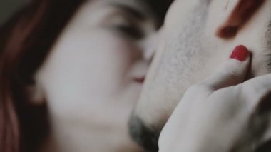 Genç çiftin tutkulu aşk sahnesi