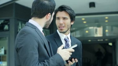 Genç İşadamları çalışmak için hareket eden aygıt kullanma