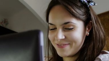 mutlu genç kadın sohbet 