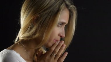 sarışın kız içinde dua