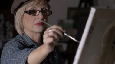 yaşlı kadın resim tutkusu