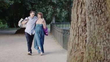 parkta genç aşıklar