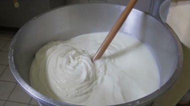 İtalyan mozzarella üretim süreci