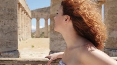 genç kadın Dorik tapınak hayran