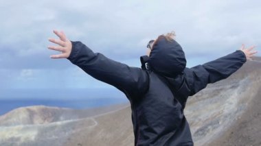 kadının yanına yanardağ krater