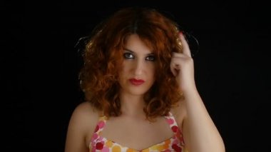  Kızıl saçlı kadın kafasını parmağına dokunmak