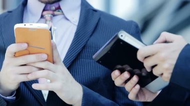 Smartphone ve tablet kullanarak iş adamları 