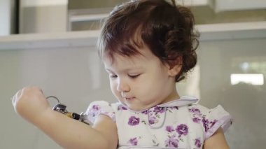 Babasının araba anahtarı ile oynayan bebek