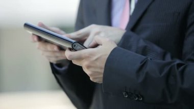 İşadamları mobil tablet kullanma