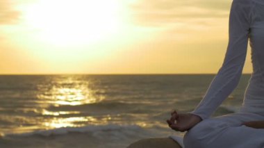 Yoga Çalışan Genç Kadın