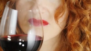 Güzel kadın kırmızı şarap içme