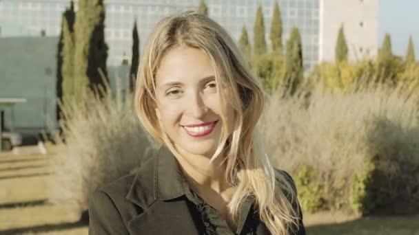 Glimlachende zakenvrouw op zoek naar de camera — Stockvideo