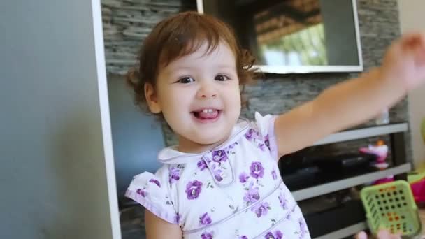 Menina feliz sorrindo e brincando em casa — Vídeo de Stock