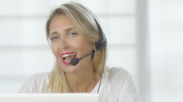 Vrouw die werkt in een callcenter — Stockvideo