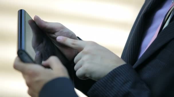 Hommes d'affaires utilisant une tablette mobile — Video