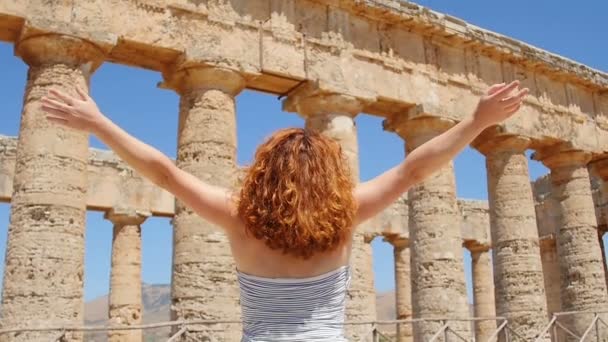 Young woman in front greek temple — Stock Video