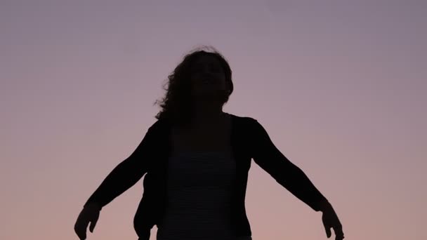 Silhouette of woman open arms — Stock Video