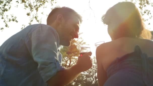 Casal jovem bebendo vinho tinto — Vídeo de Stock