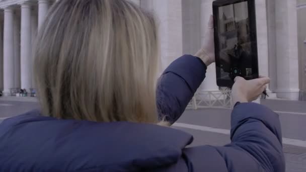 Ung kvinne lager bilder til kirken St. Peter med nettbrett pc: turisme i Roma – stockvideo