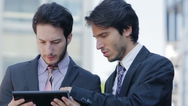 Pessoas de negócios corporativos verificando o trabalho perto do distrito financeiro com tablet — Vídeo de Stock