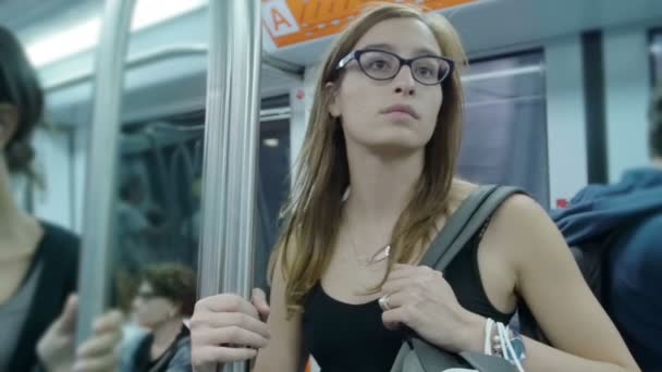 Sarışın beyaz Bayan toplu taşıma araçları ile seyahat. Kalabalıkta yalnız — Stok video