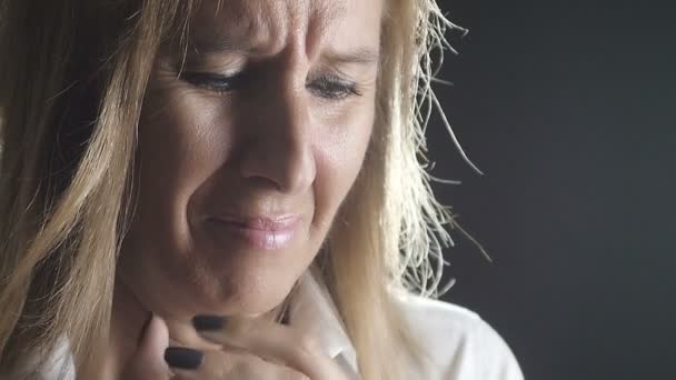 Mujer triste y deprimida comienza a llorar — Vídeo de stock