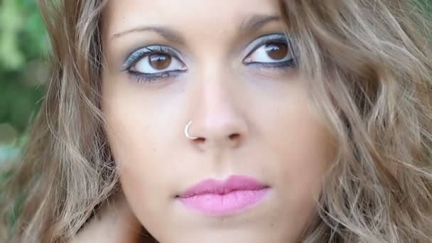 Portrait de jeune femme ouvrant les yeux — Video