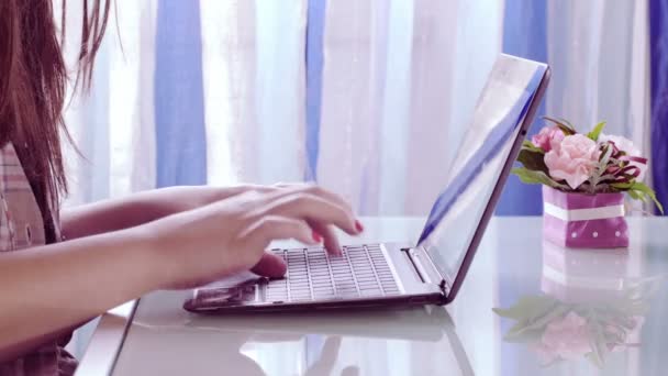 Femme tapant sur le clavier — Video