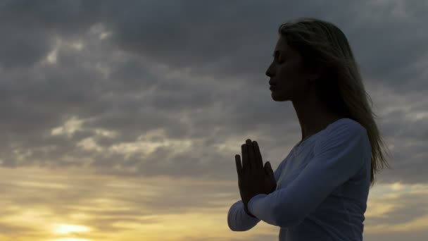 Mulher profunda na meditação — Vídeo de Stock
