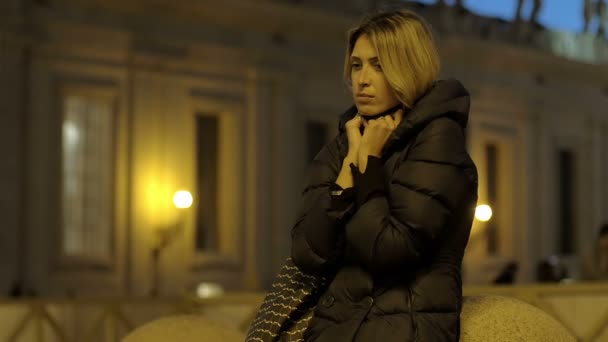 Mujer solitaria siente frío — Vídeo de stock