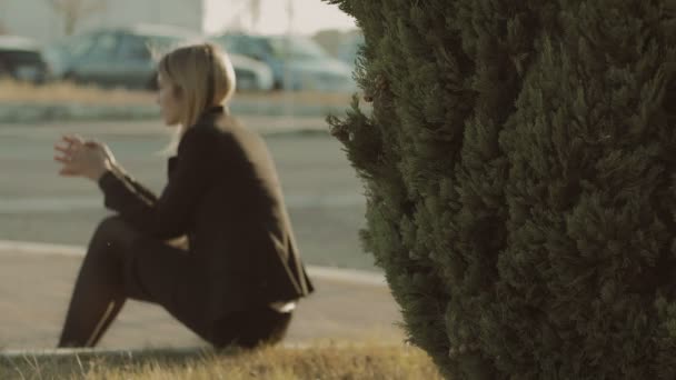 抑郁症的妇女坐在人行道上 — 图库视频影像
