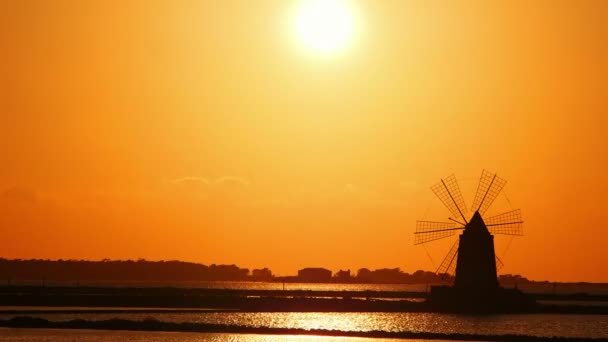 Sole che scende dietro un mulino a vento — Video Stock