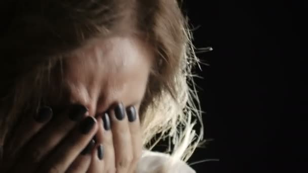Отчаянная блондинка думает о своих проблемах: депрессия, одиночество — стоковое видео