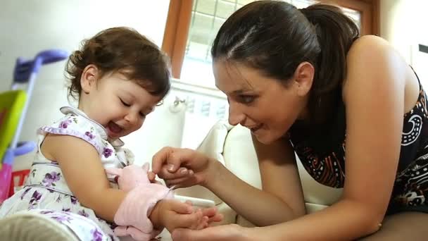 Mãe e filha brincando com pouco peluche — Vídeo de Stock