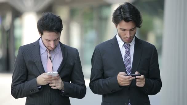 Бизнесмены, использующие мобильные устройства: смартфоны, планшеты, планшеты — стоковое видео