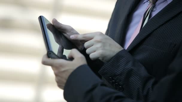 Hommes d'affaires utilisant une tablette mobile — Video