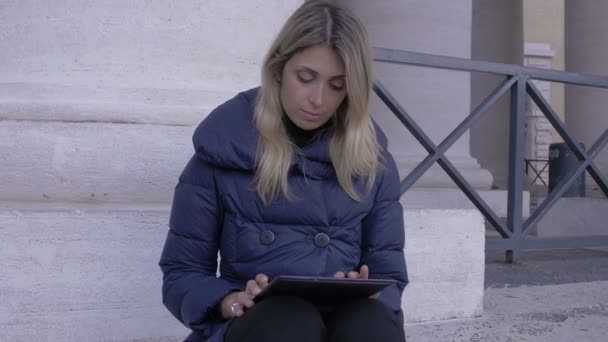 Mujer joven usando tableta — Vídeo de stock