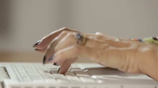 Mujer escribiendo en el teclado del portátil — Vídeo de stock