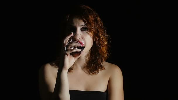 Mujer bebiendo vino tinto — Vídeos de Stock