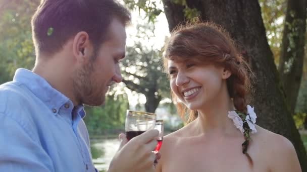 Casal jovem bebendo vinho tinto — Vídeo de Stock