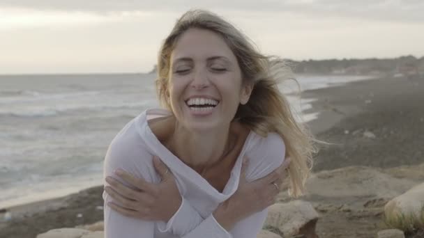 Молода жінка на пляжі — стокове відео
