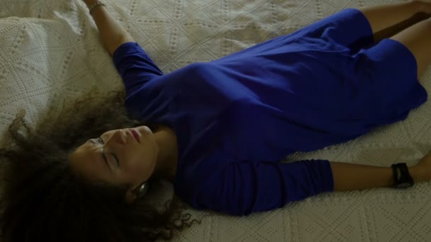 Ung vacker kvinna letar smartphone på sängen: mobiltelefon, söker — Stockvideo